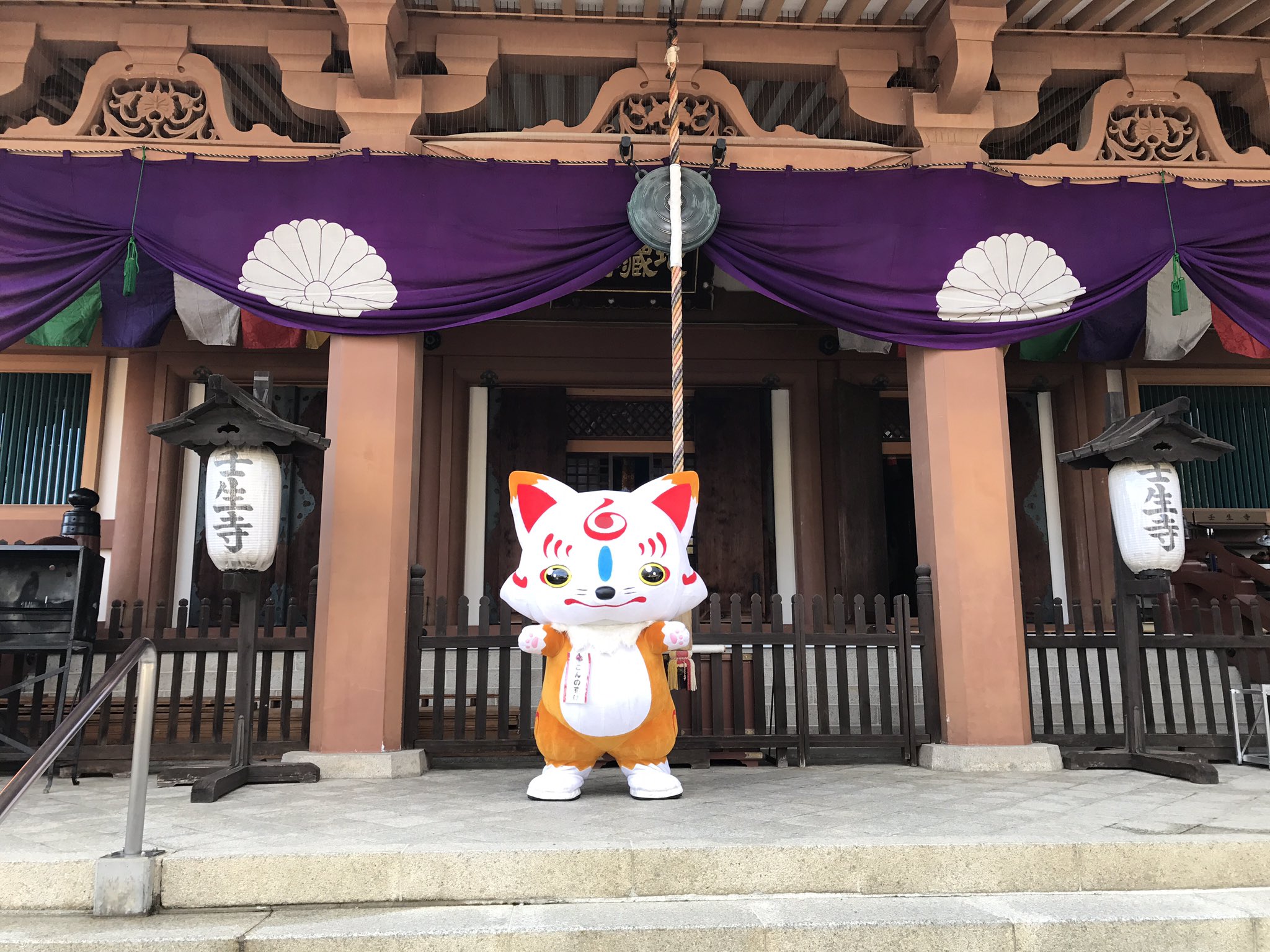 刀剣乱舞 本丸通信 公式 على تويتر 壬生寺さんにお参りしました 次はラリースタンプ設置場所の四条大宮駅にお邪魔します 刀剣乱舞 京の軌跡弐 おっきいこんのすけ