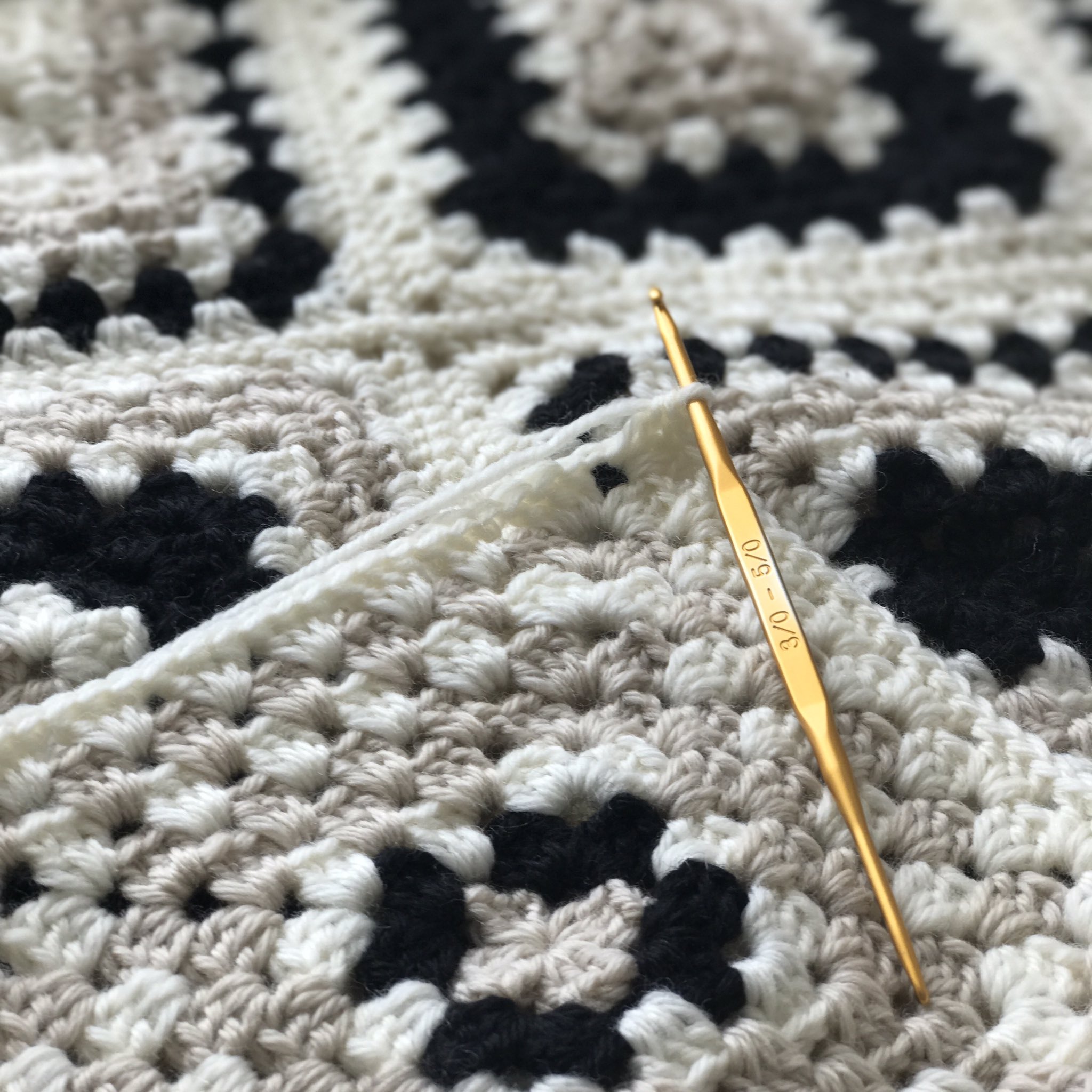 『ハンドメイド』落ち着いた大人のブランケット！ブラック 膝掛け 手編み ハンドメイド』落ち着いた大人のブランケット！ブラック 膝掛け 手編み