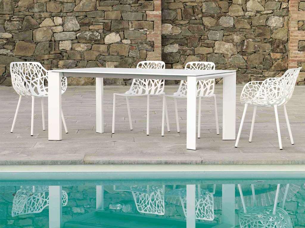 Collezione di #tavoli in #alluminio pressofuso ed estruso Grande Arche, per spazi esterni ed interni disponibile su cmg.to