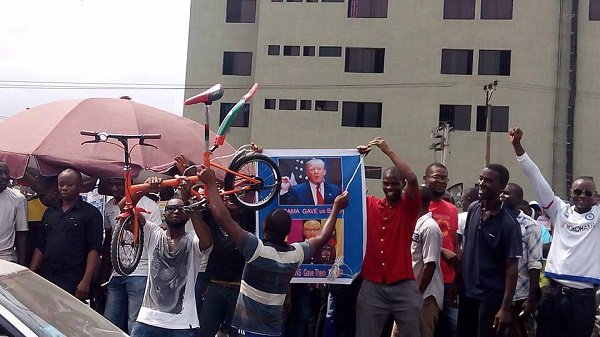 HonMadueke's tweet photo. Pro-Biafra @realDonaldTrump rally: Army brutalizes The @authorityngr Editor in Rivers
https://t.co/kRKOJhDAlD https://t.co/X17eIQpsq7