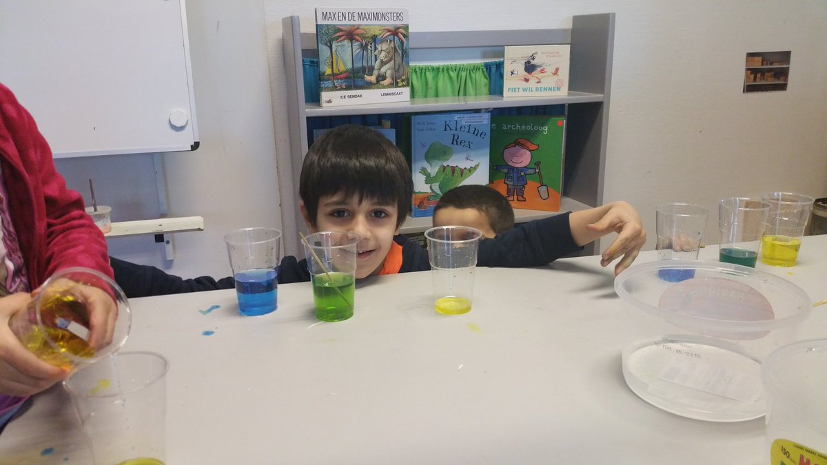 Kleuren mengen in groep 2. Blauwtje en geeltje worden samen groen.