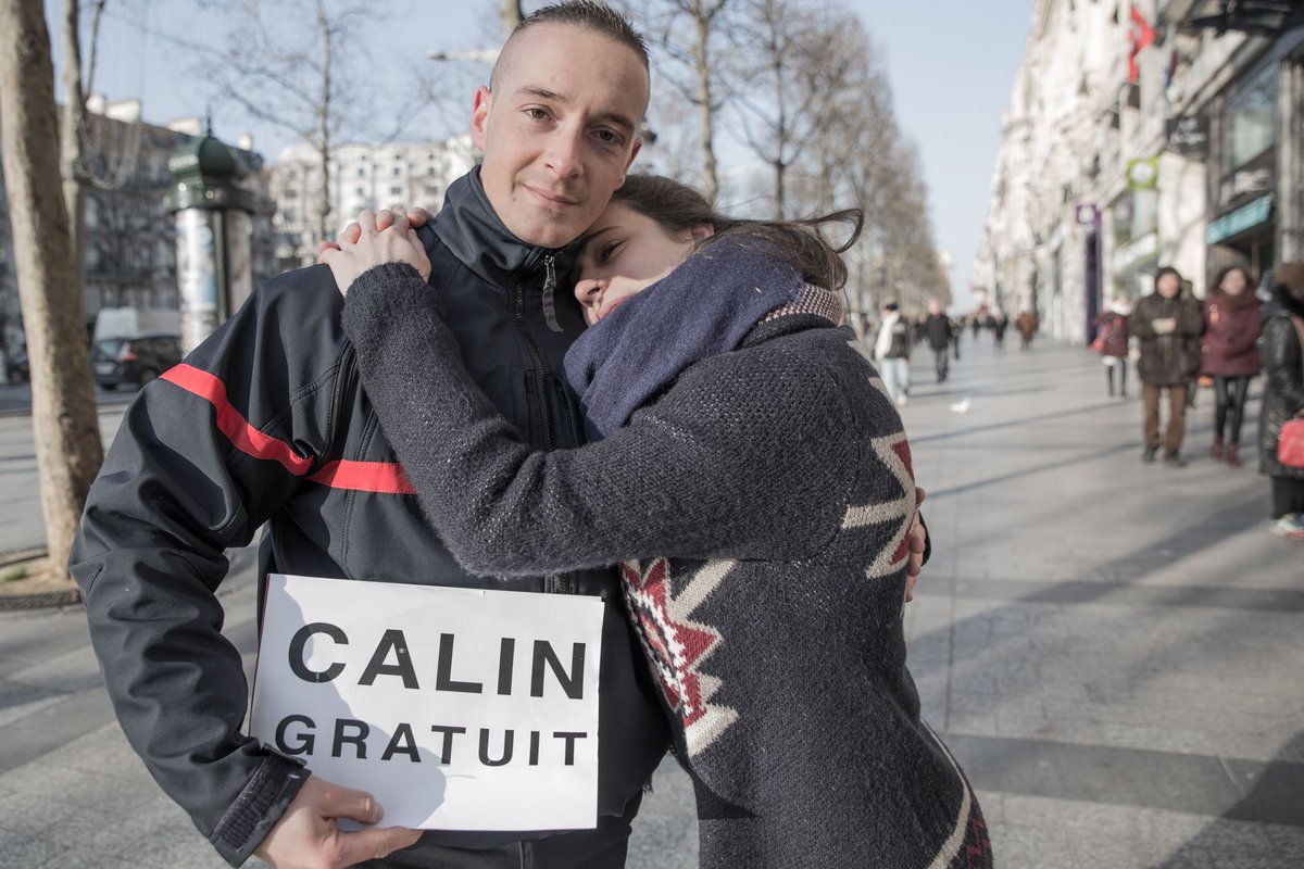 PompiersParis's tweet photo. #JournéeMondialeDuCalin 😘 C’est gratuit et ça fait plaisir à tout le monde. Profitons-en ‼ #freehugsday https://t.co/5A0otvTNCo