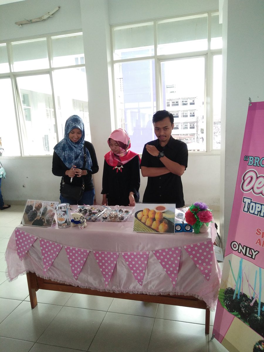 yofishing's tweet photo. Disni juga ada brownies emut sangat enak. #bizday2017 #digmarkstiekesatuan https://t.co/6jTvVne32H