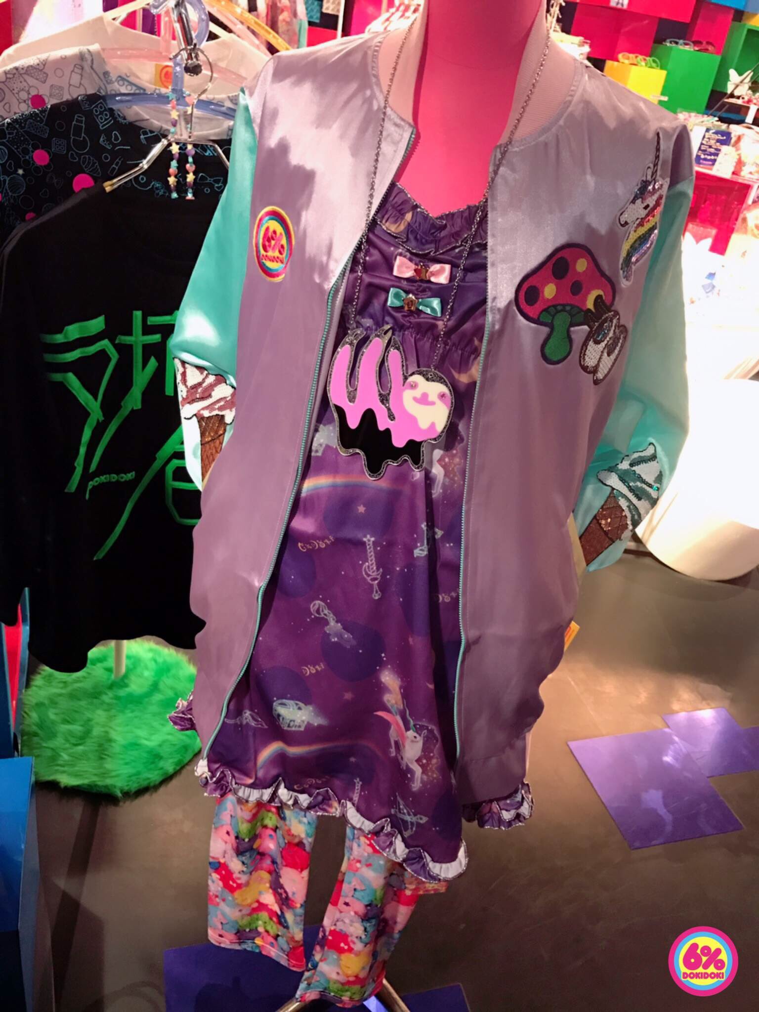 6 Dokidoki 今日もshopではカスタムスカジャンが人気です スカジャンを使った色々なコーデを紹介したいと思います こちらはラベンダーカラーでまとめたコーデ ワンピース スカジャン ネックレスともに色を合わせ レギンスでさらにカラフルに 縦長