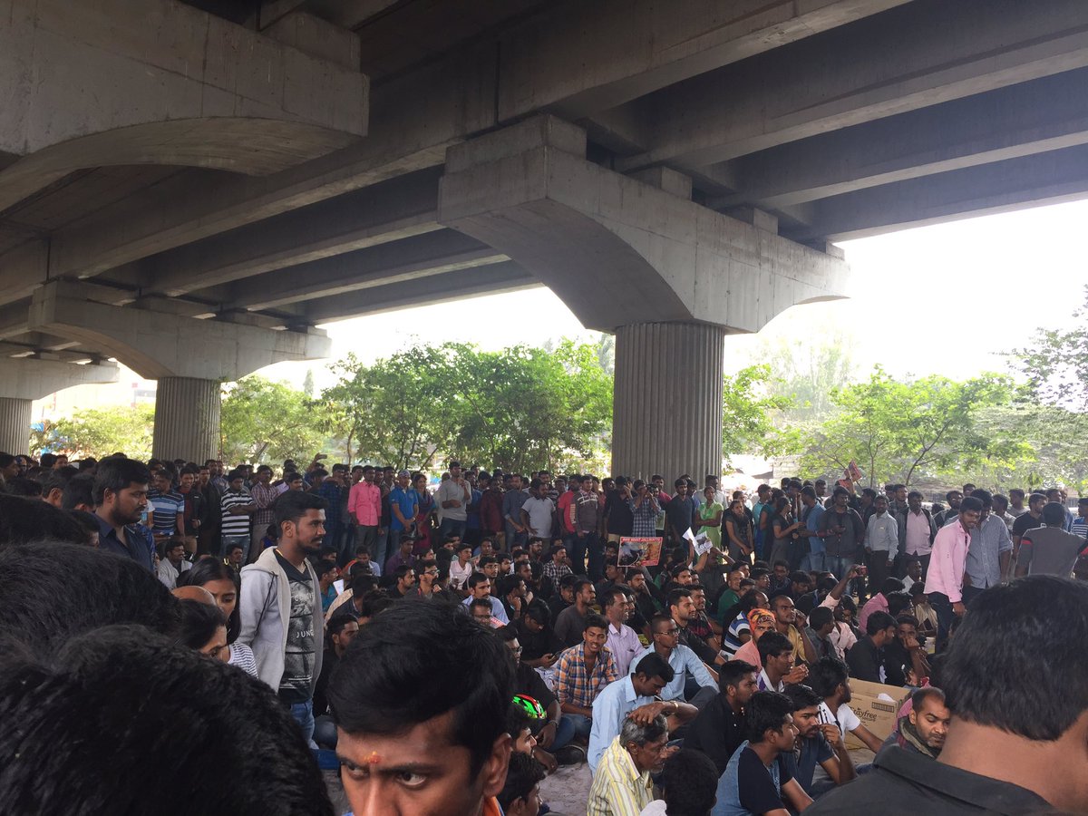 udhayaa_ud's tweet photo. #Jallikattuprotest #bangaloretohosur #tamilanda #gethuda #bikerally @hiphoptamizha @Kanagaraj_GK @IamMurugarajan https://t.co/YES6OZY28Z