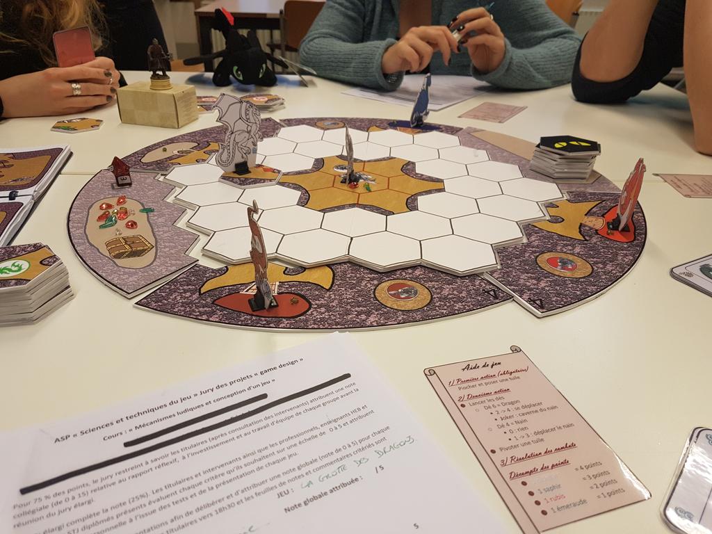 Ludilab_'s tweet photo. Journée #gamedesign à la #he2b #sciencesettechniquesdujeu #j2s premier #playtest "La grotte des dragons" https://t.co/tcWO6hFiP2