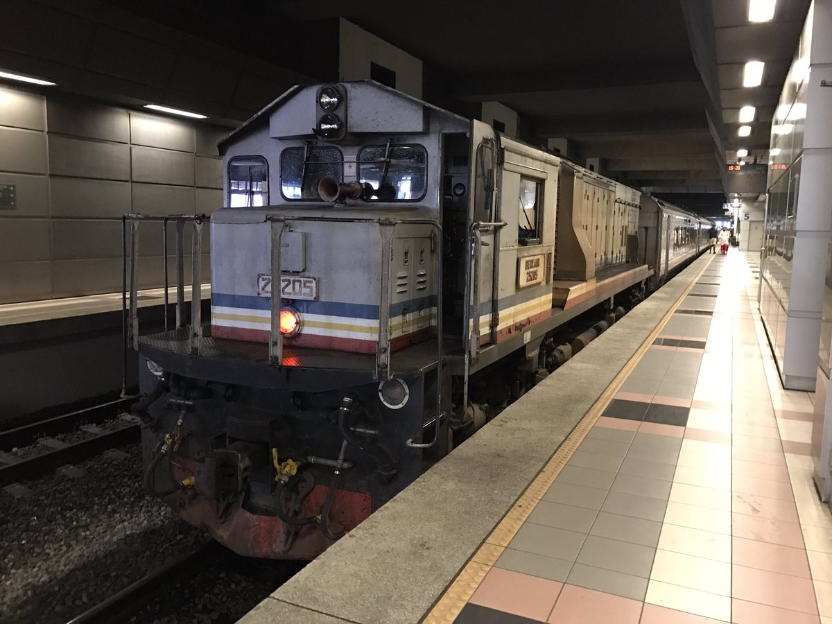 VimanFotography's tweet photo. Johor Bahru to Singapore by #KTMB #ShuttleTebrau So much fun! #railgeek https://t.co/UZB9OHn0RC