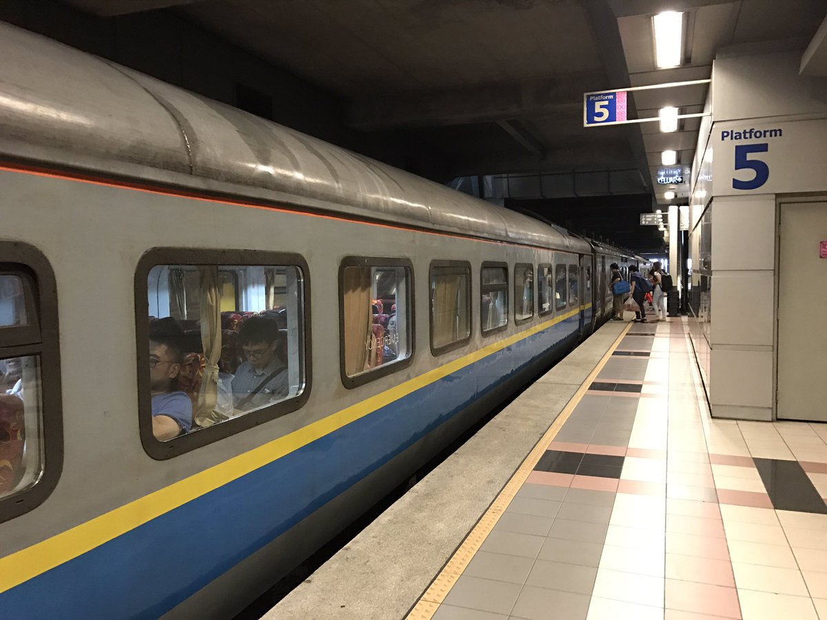 VimanFotography's tweet photo. Johor Bahru to Singapore by #KTMB #ShuttleTebrau So much fun! #railgeek https://t.co/UZB9OHn0RC