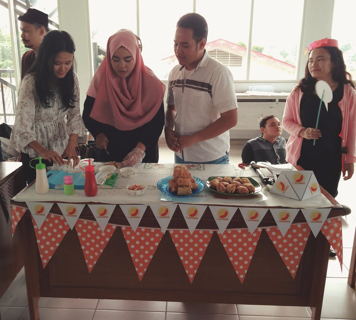 dynamisch_'s tweet photo. Socheese.. kejunya bikin nagih nih harus coba guys.. at gedung baru lt 1 STIE Kesatuan @mulmubarak #Bizday2017 #digmarkstiekesatuan https://t.co/v09TFBGhH2