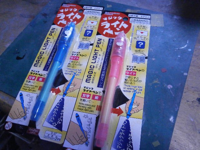 け ダイソーのusbライトを改造して電源から使えるuvライトを作った マジックライトペン2個usbライト１個コンセントからusb受電するソケット0円１個全部で500円 消費税です