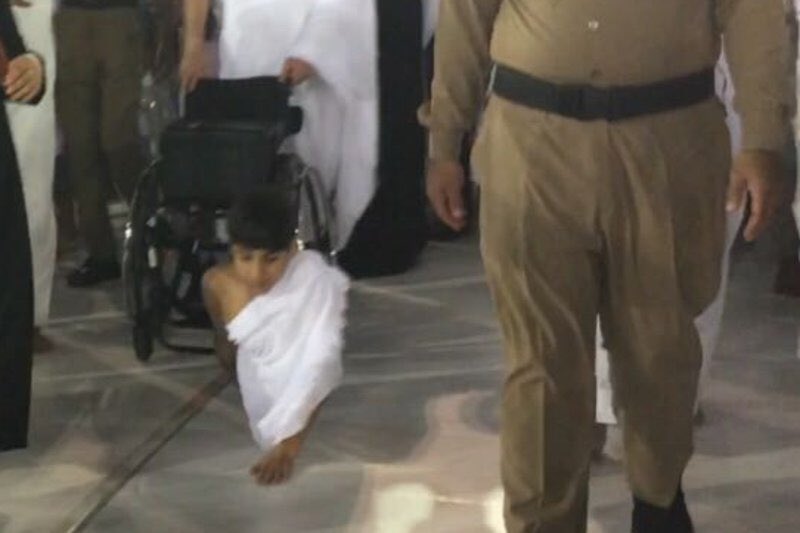 SalehAlmoghamsy's tweet photo. مشهد غانم المفتاح القطري الذي وُلِدَ وهو بنصف جسد وهو يطوف بالبيت على يديه أعظم المشاهد تأثيرا على مْنْ يرجو لقاء الله.
#صالح_المغامسي https://t.co/PRVsWc9fUf