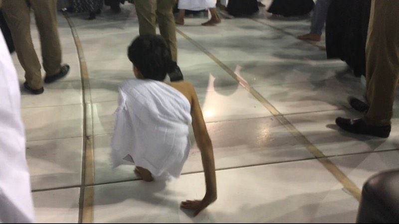 SalehAlmoghamsy's tweet photo. مشهد غانم المفتاح القطري الذي وُلِدَ وهو بنصف جسد وهو يطوف بالبيت على يديه أعظم المشاهد تأثيرا على مْنْ يرجو لقاء الله.
#صالح_المغامسي https://t.co/PRVsWc9fUf