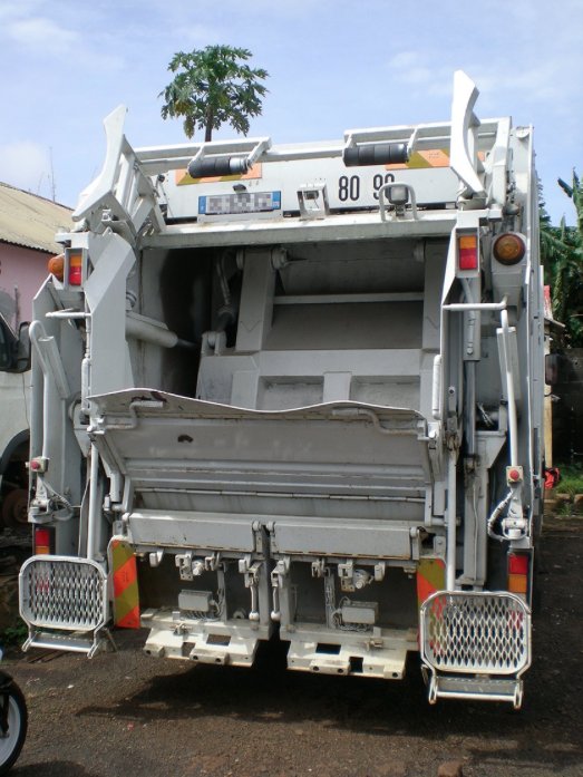 Gendarmerie's tweet photo. #Mayotte La SR interpelle 1 escroc suspecté d'avoir vendu 2 camions «neufs» au SIVOM pr la somme de 459 000€ au lieu de 20 000€ ➡️ Détention https://t.co/QWdlEOGv5r