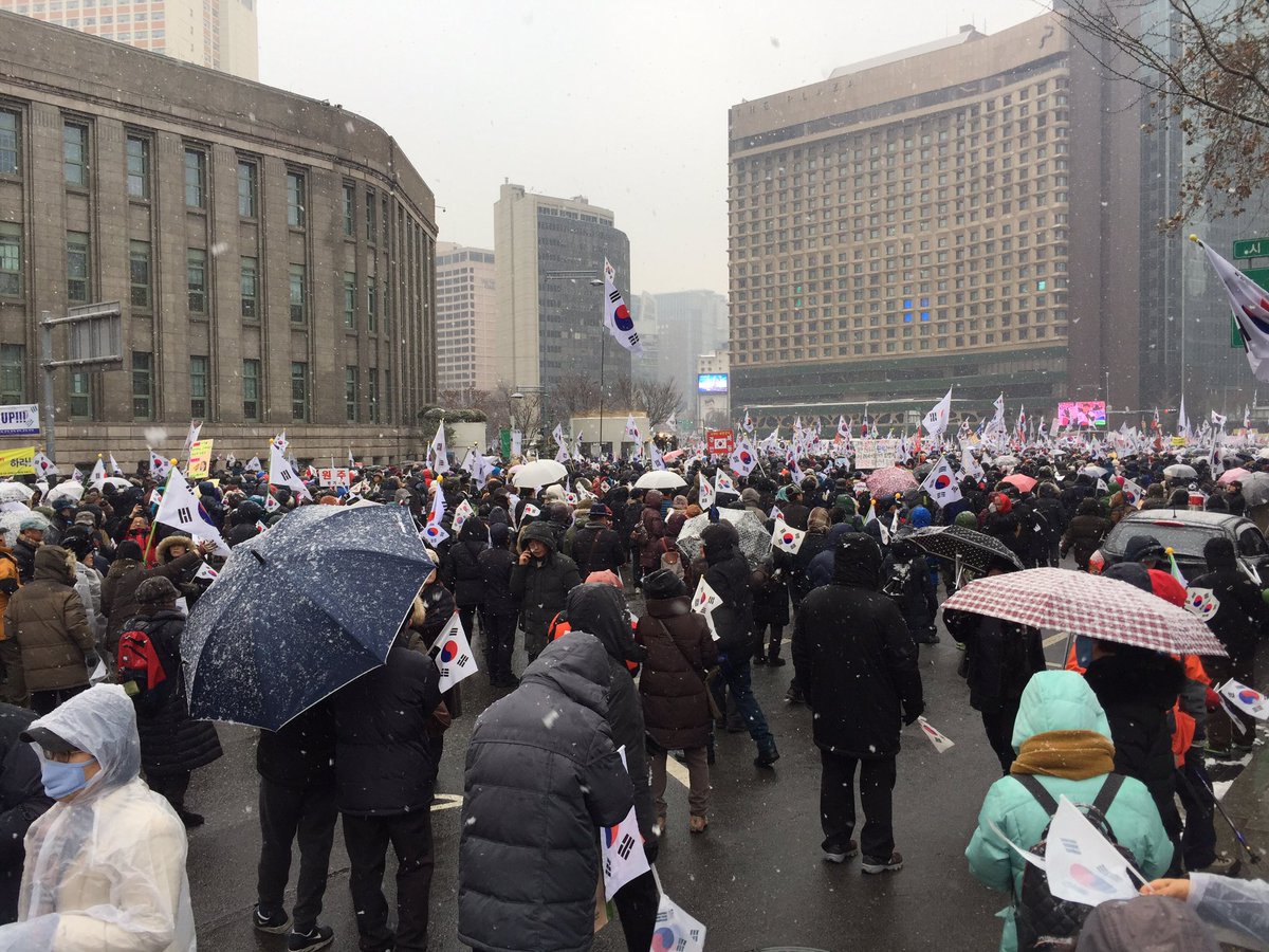 issue_factory's tweet photo. 광화문에 몇시간째 군가가 흐르고 있다.
전역 후 이리 오랜시간 군가를 듣기는 처음
"높은 산 넓은 들을 지키는 우리~ 전우여 내 나라는 내가 지킨다. 멸공의 횃불아래 목숨을 건다" 
저분들에게 탄핵찬성은 빨갱이고 공산당이다. https://t.co/Oshc2DZ0tq