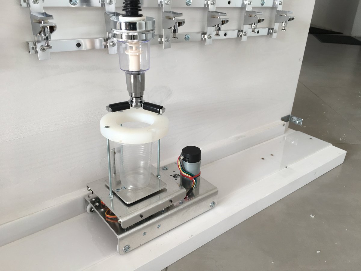 DavidGrelaud's tweet photo. Dommage que notre #Robot à #cocktail ne soit pas présent #SIRHA #Sirha2017 #IDEOLYS #Easilys #Foodtech #Innovation #Restauration #vendeetech https://t.co/Bh9yDf7uG0