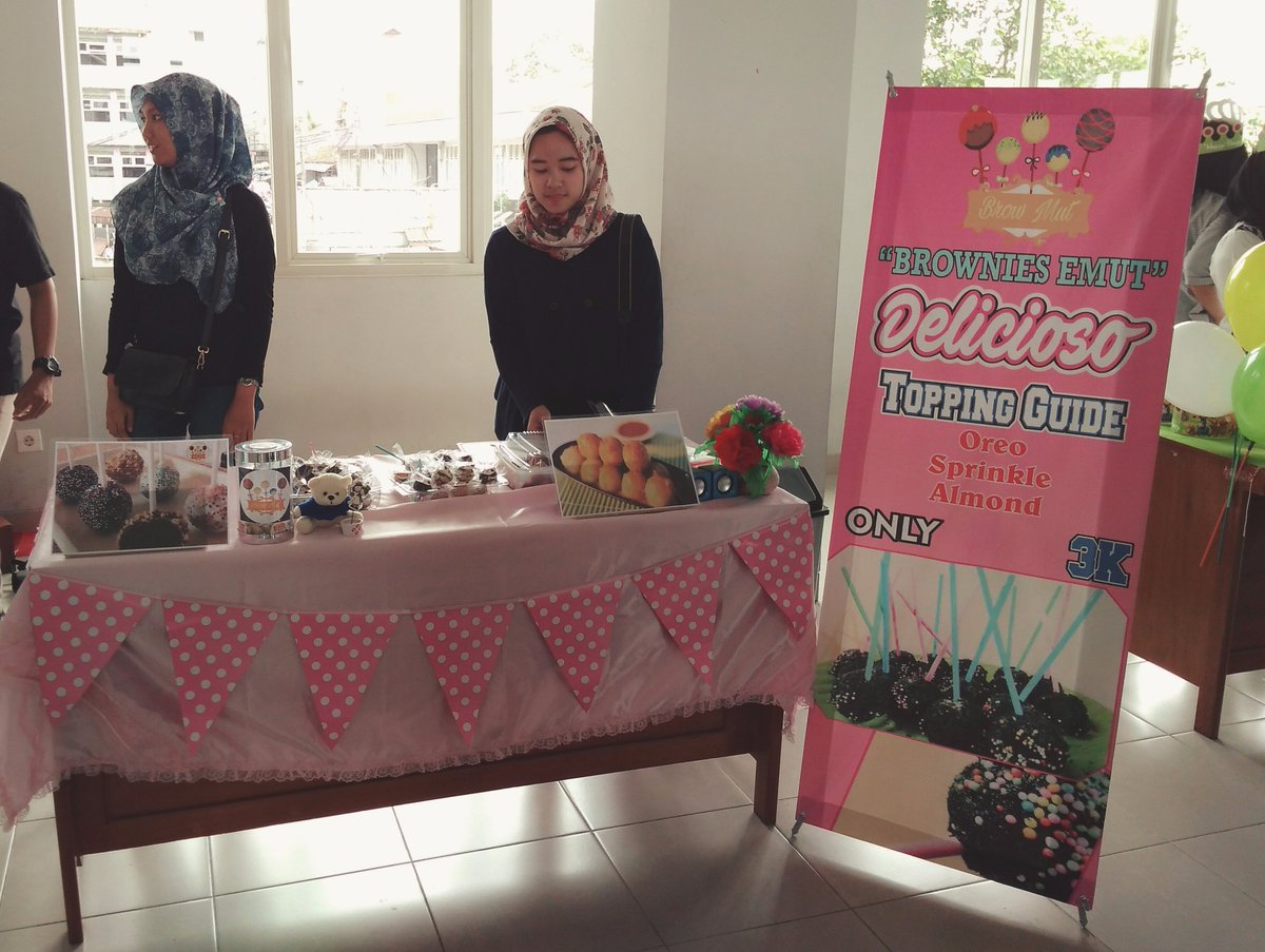 dynamisch_'s tweet photo. Coba nih BWORNIES EMUT.. bisa tambah toping juga loh.. at lt1 STIE Kesatuan @mulmubarak #Bizday2017 #digmarkstiekesatuan https://t.co/TiqkzsPfVg