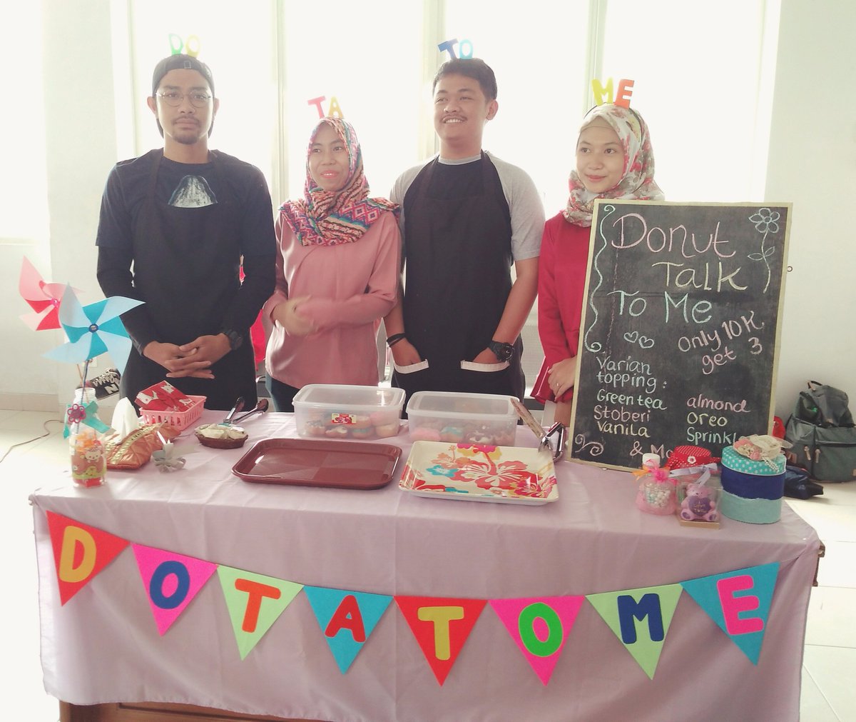 dynamisch_'s tweet photo. Donat enak ya DOTATOME.. rasanya unik dan rasanya sudah pasti.. at STIE Kesatuan @mulmubarak #Bizday2017 #digmarkstiekesatuan https://t.co/w92tB51yx0