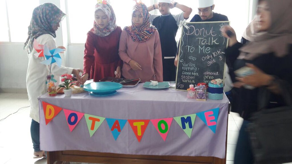 FashionJupe's tweet photo. Donut talk 10k get 3 kalian beli donut disini bisa memilih varian topping yg kalian suka loh #bizday2017 #digmarkstiekesatuan @mulmubarak https://t.co/WdAzAgFpO4