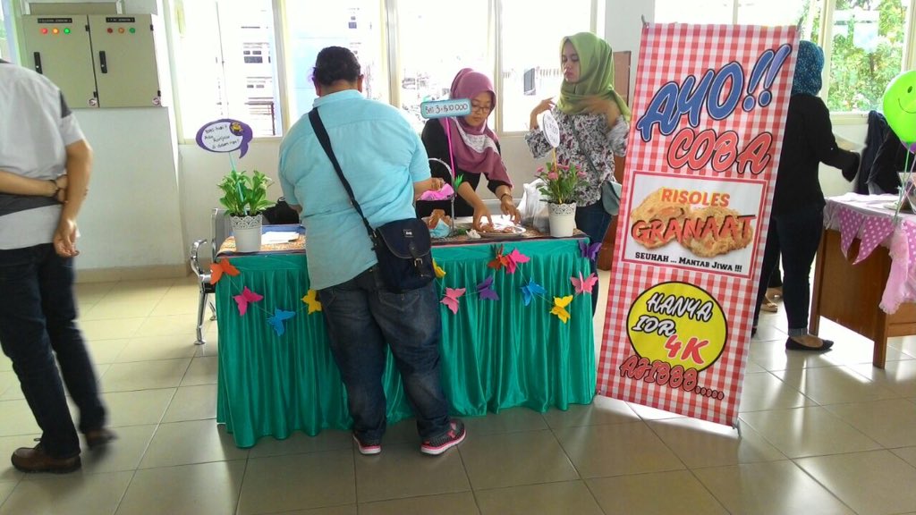 risolabell's tweet photo. ayo ada risoles isi granat luar biasa kan yuk dicoba guys #digmarkstiekesatuan #Bizday2017 https://t.co/puJsl2q1DQ