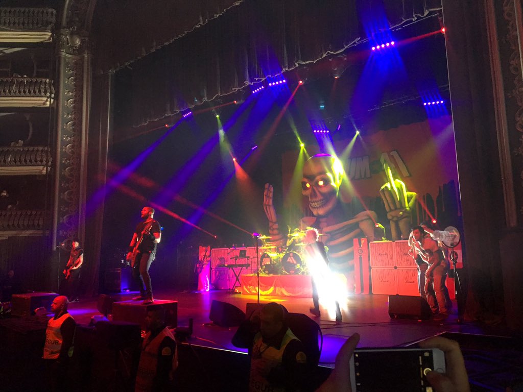 xxxlavignexxx's tweet photo. Thank you for making me happier once again. Best night of my life. I love you so so so so fucking much ❤️❤️🤘🏽🤘🏽 @Sum41 https://t.co/j4DrKcm38G