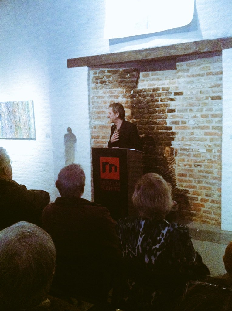 Sam Drukker opent expo 'Armando tot Mulders tot Visch' met onderhoudende inleiding over kunst verzamelen.