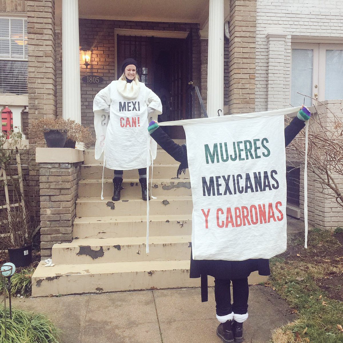 HuffPostMexico's tweet photo. "Mujeres mexicanas y cabronas": @AnaVictoriaGa y @eucorrea de @V147_org, listas para el #WomensMarch de Washington #Victoriaparalasmujeres https://t.co/f0pHykYaqR