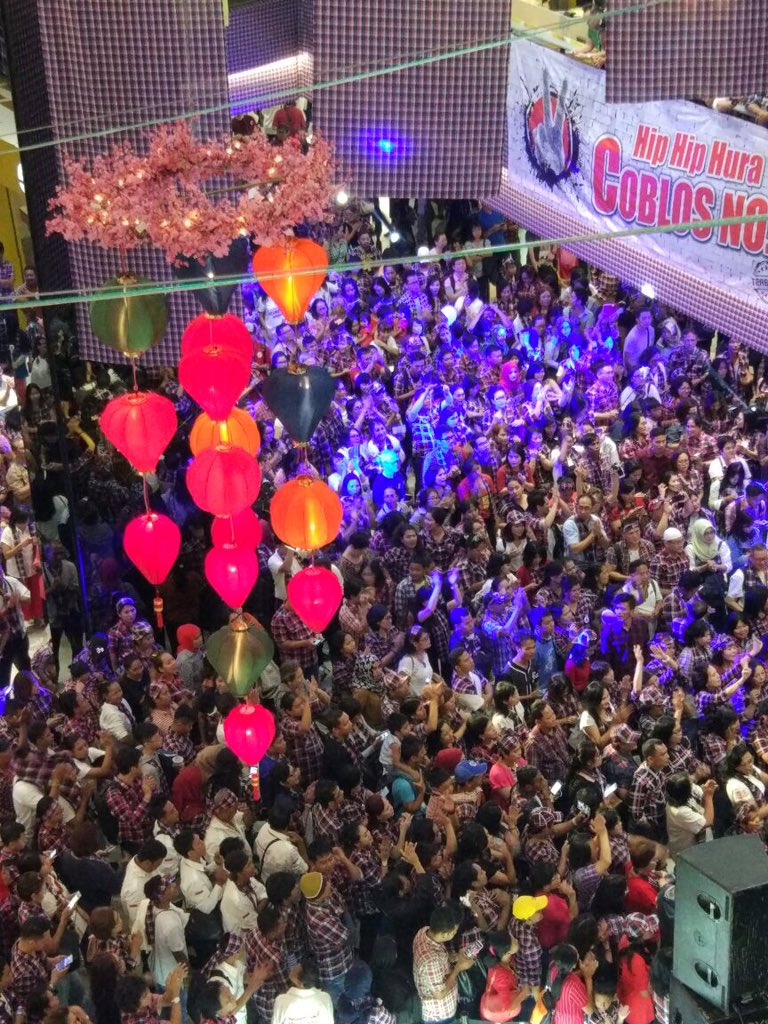 belle_princesa's tweet photo. Merinding @AhokDjarot: Semua senang, semua berjoget bersama! #Flashmobkotak2 kali ini berhasil memenuhi satu FX! https://t.co/C0yinHYkVg