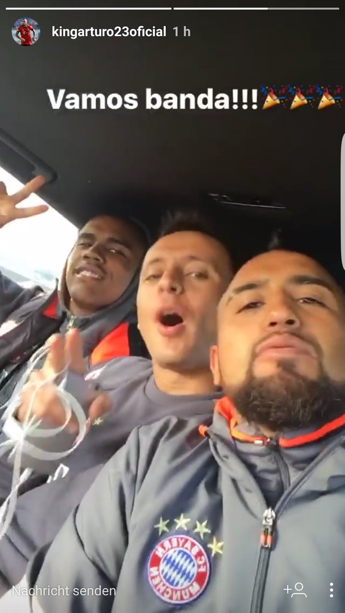 FCBayern's tweet photo. Genießt das freie Wochenende, @kingarturo23, @R13_official, @douglascosta &amp; Co. #MiaSanMia #FCBayernSelfie #SCFFCB https://t.co/RqDWtiJEar