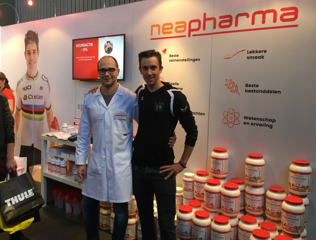NeaPharma's tweet photo. Mooi volk op onze stand! @Bondteke signeert uw neapharma bidon vanaf 15u30 @Velofollies https://t.co/4CaA4uEv2A