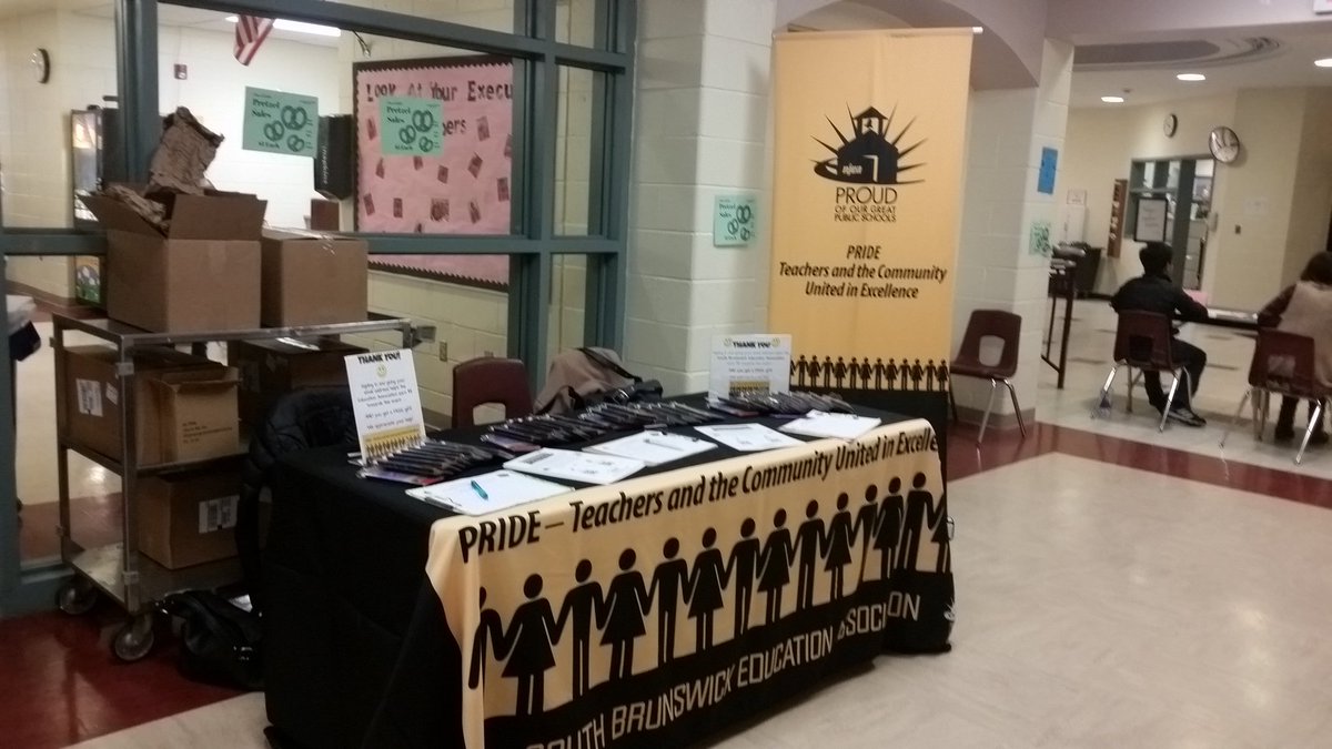 MissHeyer3's tweet photo. Teachers connecting with the community #SBInventionconvention2017 #pridecommittee https://t.co/lFR2On38iK
