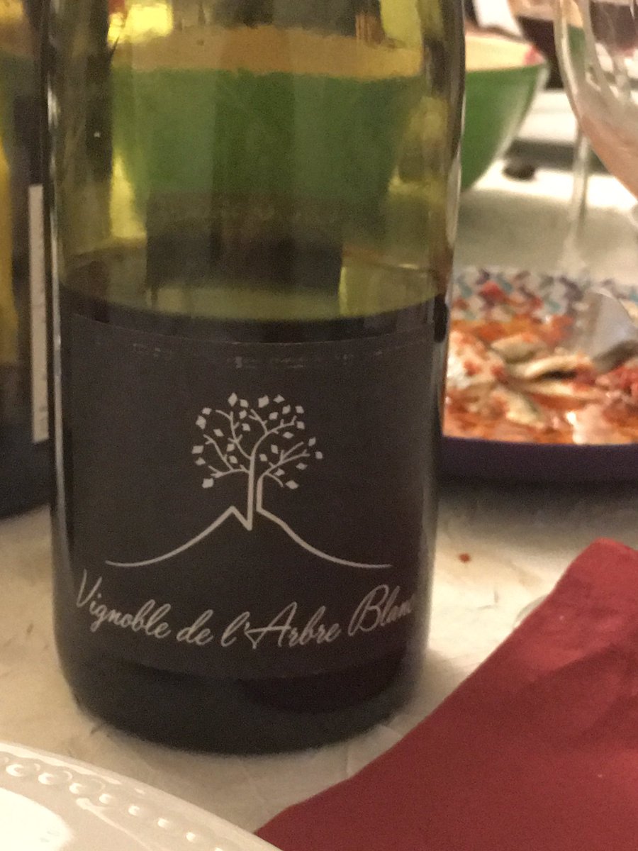 morganjuniper's tweet photo. Last nights sips. #frenchwine #lesbauxdeprivence #abre #maupiti #naturalwine #itswineoocksomewhere https://t.co/rskFMNBme5