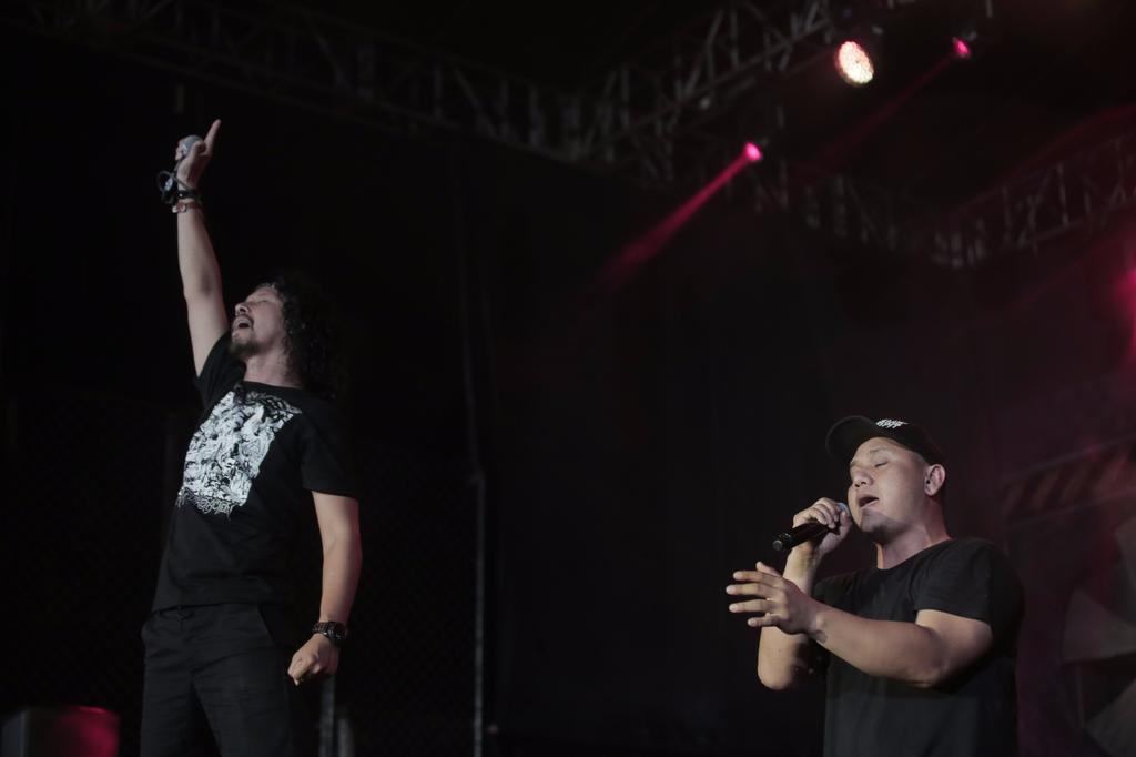 Spesial malam ini kedatangan <a href="/FadlyPadi13/">Andi Fadly Arifuddin</a> dari PADI/<a href="/musikimia/">musikimia</a> membawakan 'Tiga Titik Hitam' #DCDCMUSIKKITAxBURGERKILL