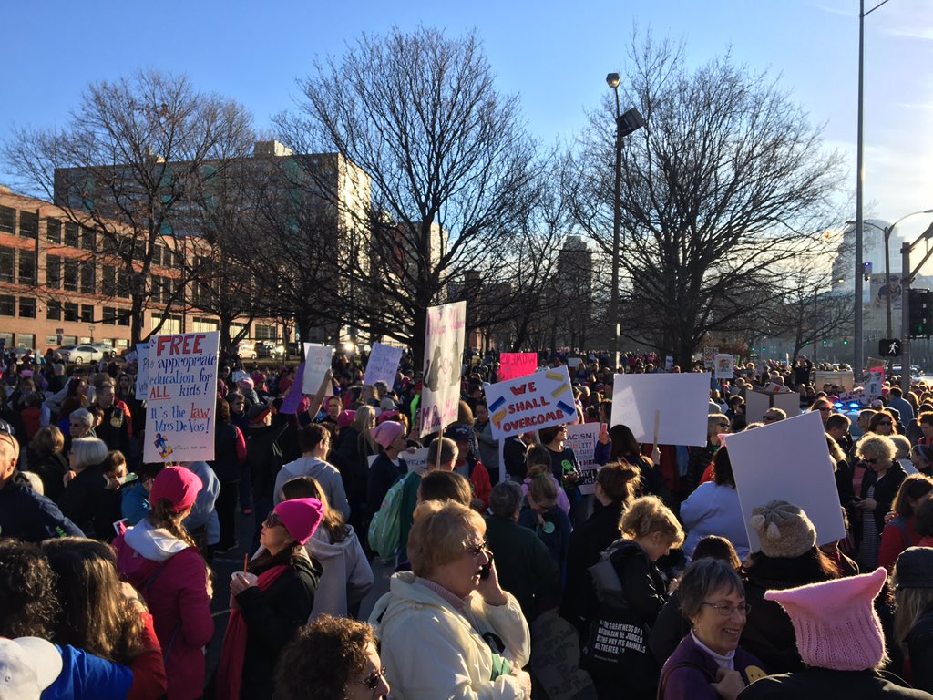 MinMaz's tweet image. Crowd gathering in #stl for #WomensMarch is YUUUGE #womensmarchstl #whyIMarch