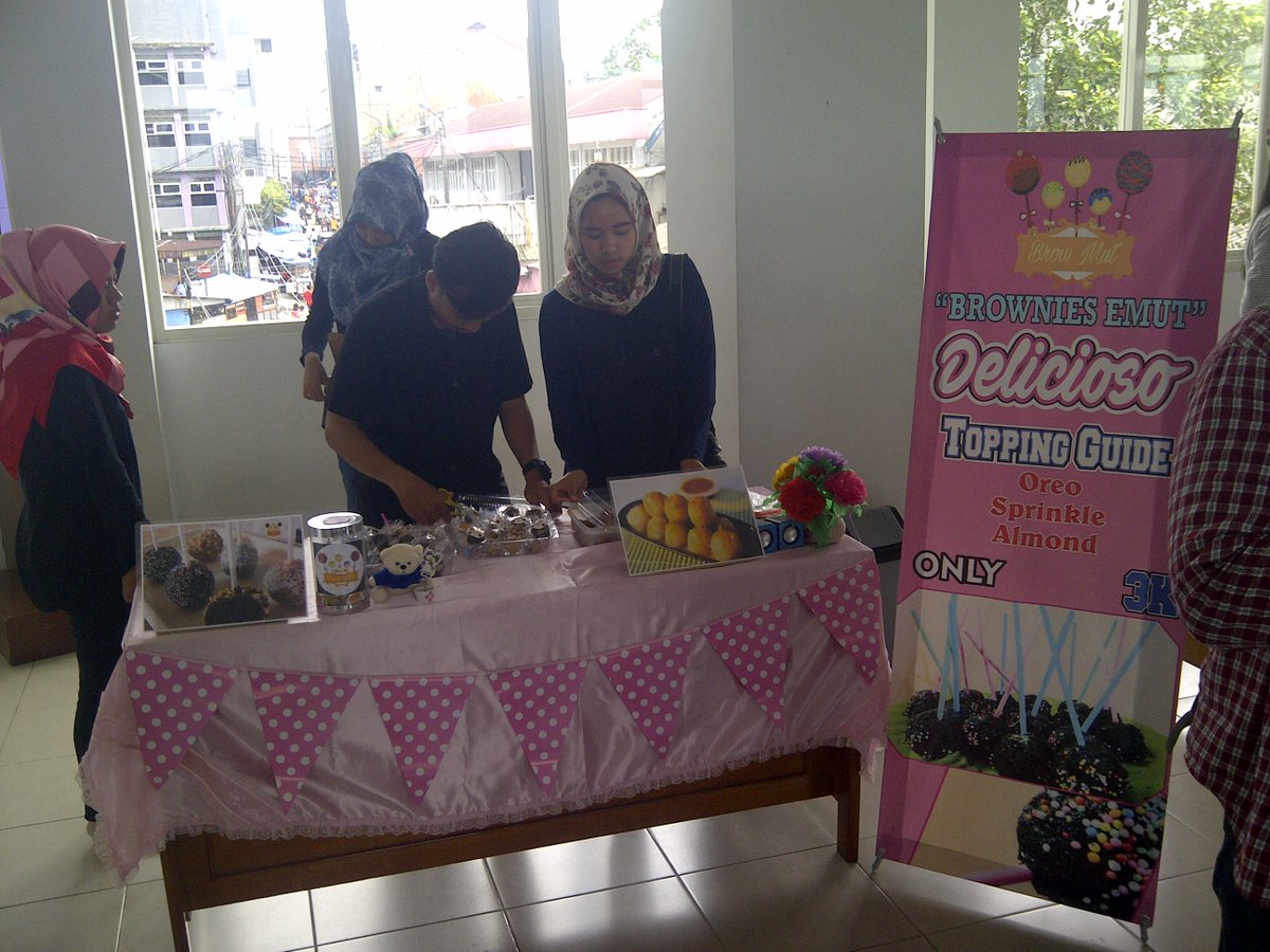 krikk2016's tweet photo. STAND 6 : DIEMUT EMUT BROWNISNYA DIEMUT EMUT GAN TOPINGNYA AJIB ABIS APALAGI YANG OREO ITU #digmarkstiekesatuan #bizday2017 https://t.co/nwPZ234Vsu