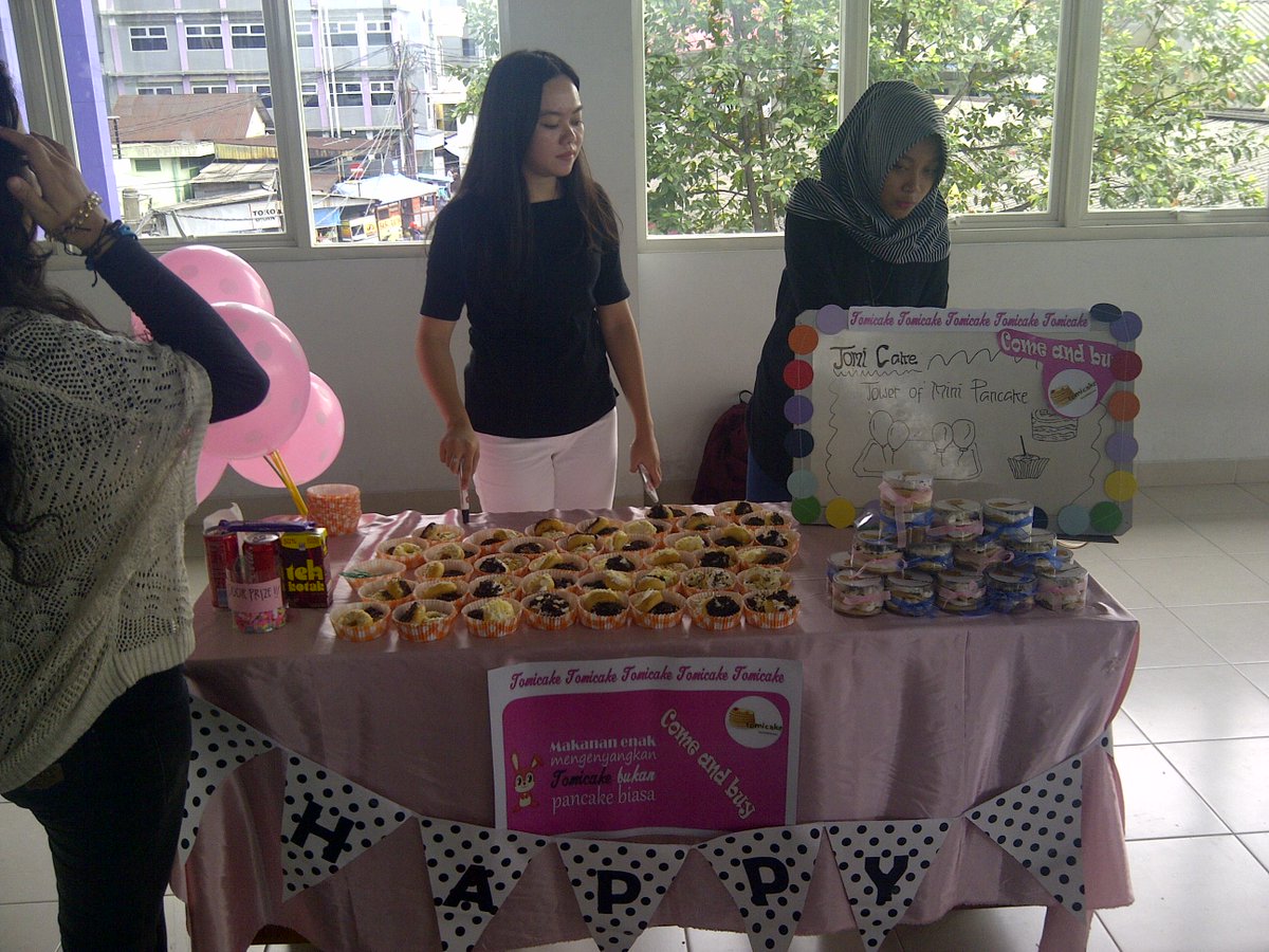 krikk2016's tweet photo. STAND 8 : TOMICAKE TOWER MINI CAKE KUE AJIB TOPINGNYA AJIB KEMASANNYA LUCU PASS BUAT NGASIH KE DOI #digmarkstiekesatuan #bizday2017 https://t.co/rPt15ewaE6