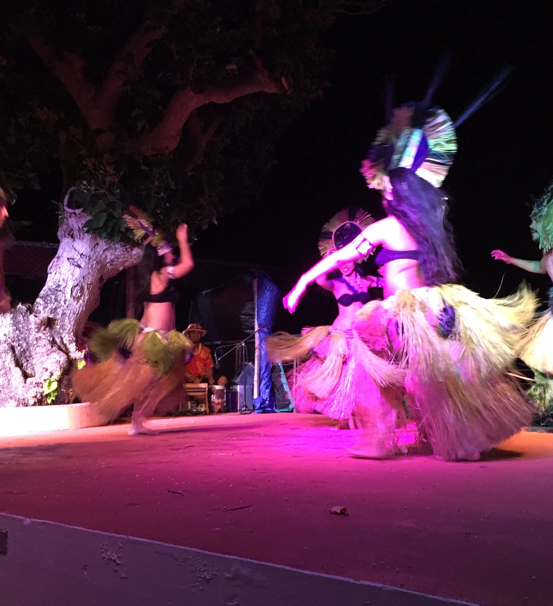 ドリス グアム最後の夜はヒルトンホテルのディナーショー ポリネシアンダンスを見てきました 美女もイケメンもいて楽しかったです 明日帰ります T Co Fbbc7vga5o Twitter