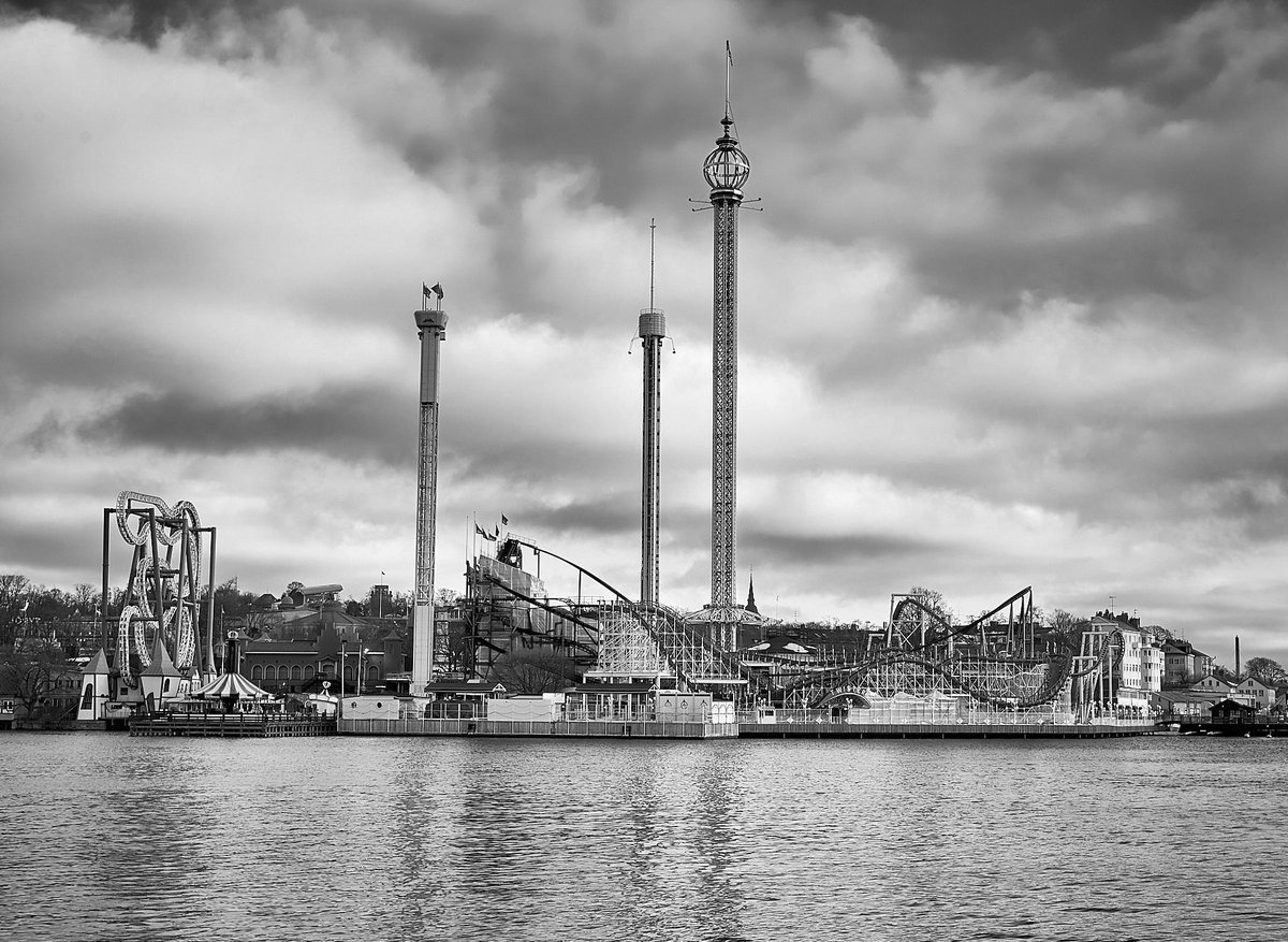 digitalmikael's tweet image. Amusement park hibernating in winter.