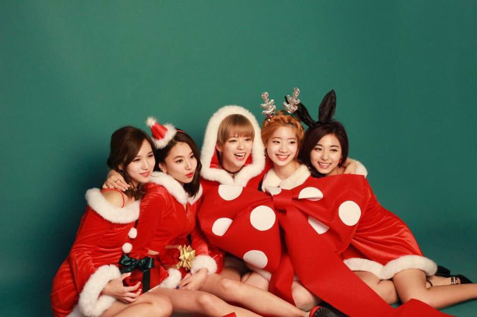 K-pop айдолы рождество. новогодние обои с айдолами. бтс кристмас 2021. твайс рождество. корейский новый год.