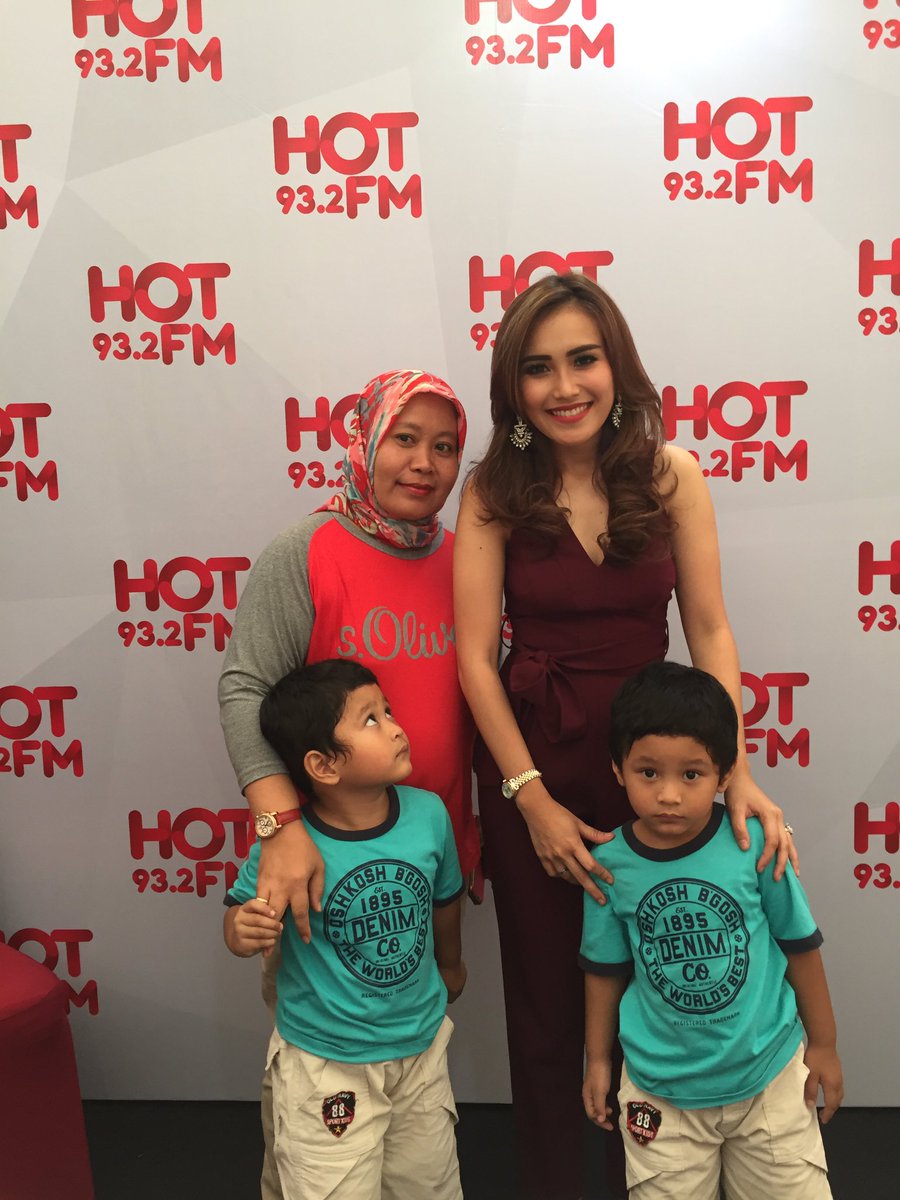 hot932fm's tweet photo. Lirikan mata nya nggak nahan.. 😝 #meetngreat @ayutingting92 di #konserhotbanget https://t.co/eFCpjIvSsR