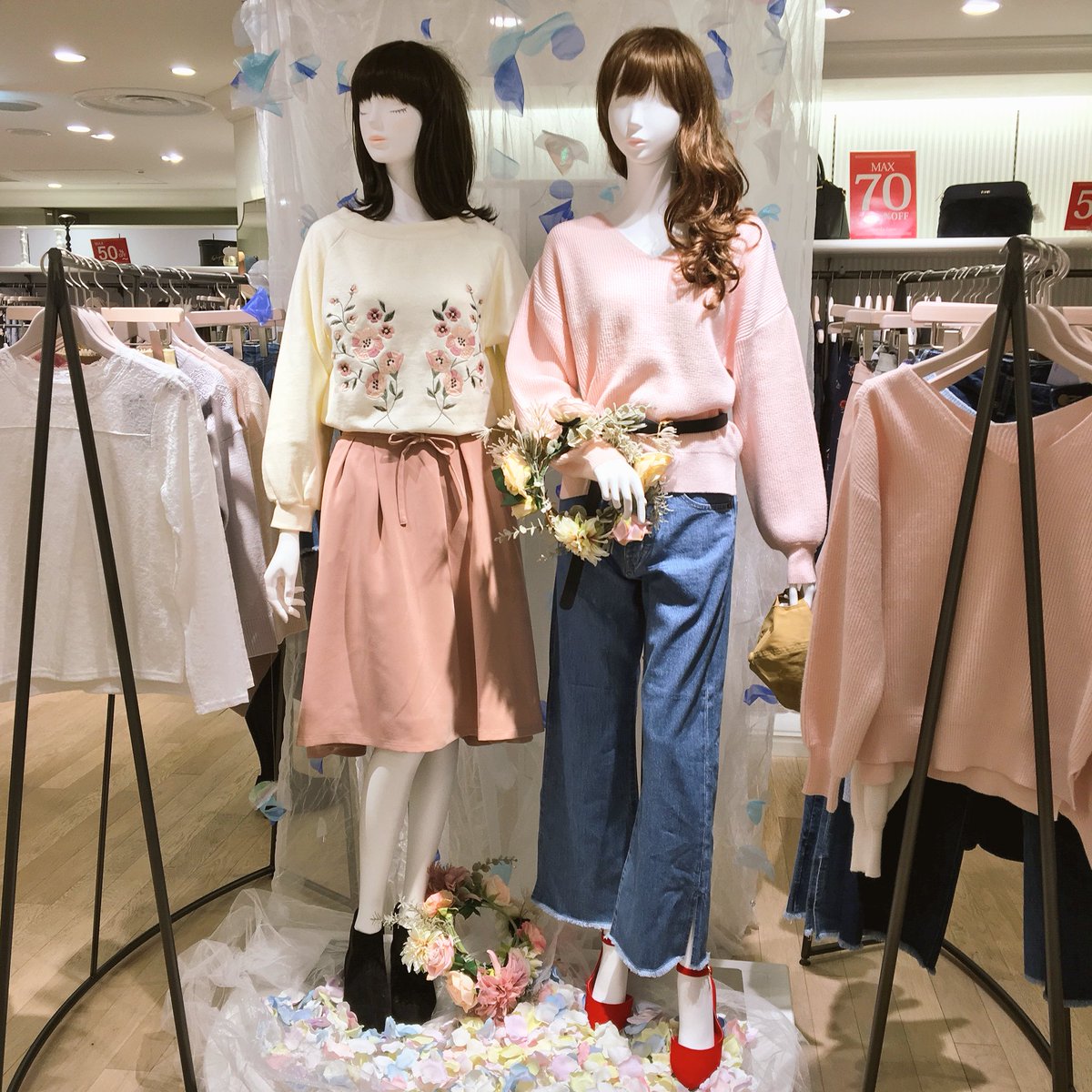野口慈子 この前 新宿ルミネエスト店のマジェスティックレゴン アラモードで マネキンコーデ組んできたよっ 左がマジェで右がアメコーデ 是非春物チェックしてください Majesticlegonjp 野口慈子 この前 新宿ルミネエスト店のマジェスティックレゴン アラモードで マネキンコーデ組んできたよっ 左がマジェで右がアメコーデ 是非春物チェックしてください Majesticlegonjp