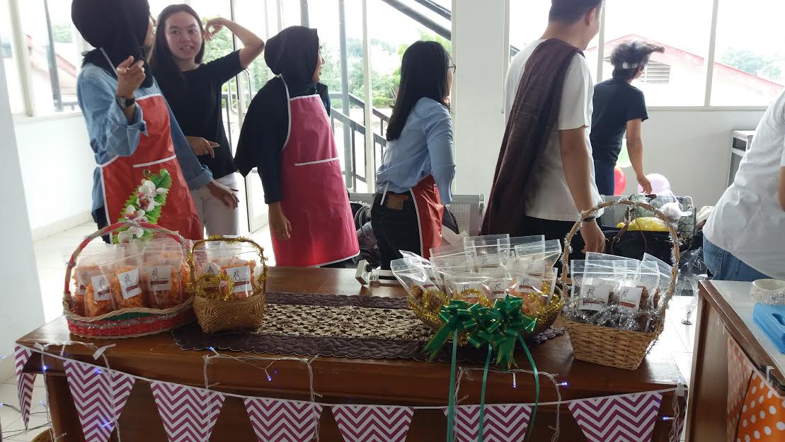 cskripikummi's tweet photo. naaah buat yang suka ngemil gak lengkap kalo belum mampir di stand yg satu ini, ayo cepat lt.1! @mulmubarak #Bizday2017 #digmarkstiekesatuan https://t.co/39nbwKafWB
