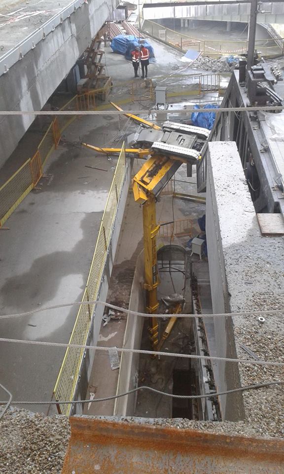 isigmeclisi's tweet photo. Vadi İstanbul'da iş cinayeti...
Paletli örümcek vinç-platform 3.katta devrildi...
İşçi kardeşimiz, dostumuz Ercan Ünsever yaşamını yitirdi.. https://t.co/ekpBbX8IXg