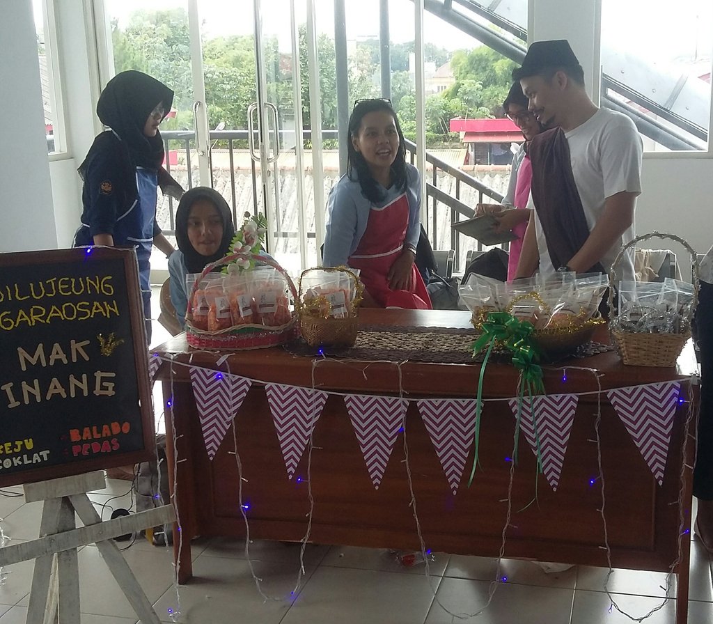 clean_ms's tweet photo. Pgn Coba mknan tradisional dgn rsa yg brbda yu cobain deh MAK INANG(ranginan dgn mcm2 rasa) yu cobain guys #bizday2017 #digmarkstiekesatuan https://t.co/9lpFSLFd7S