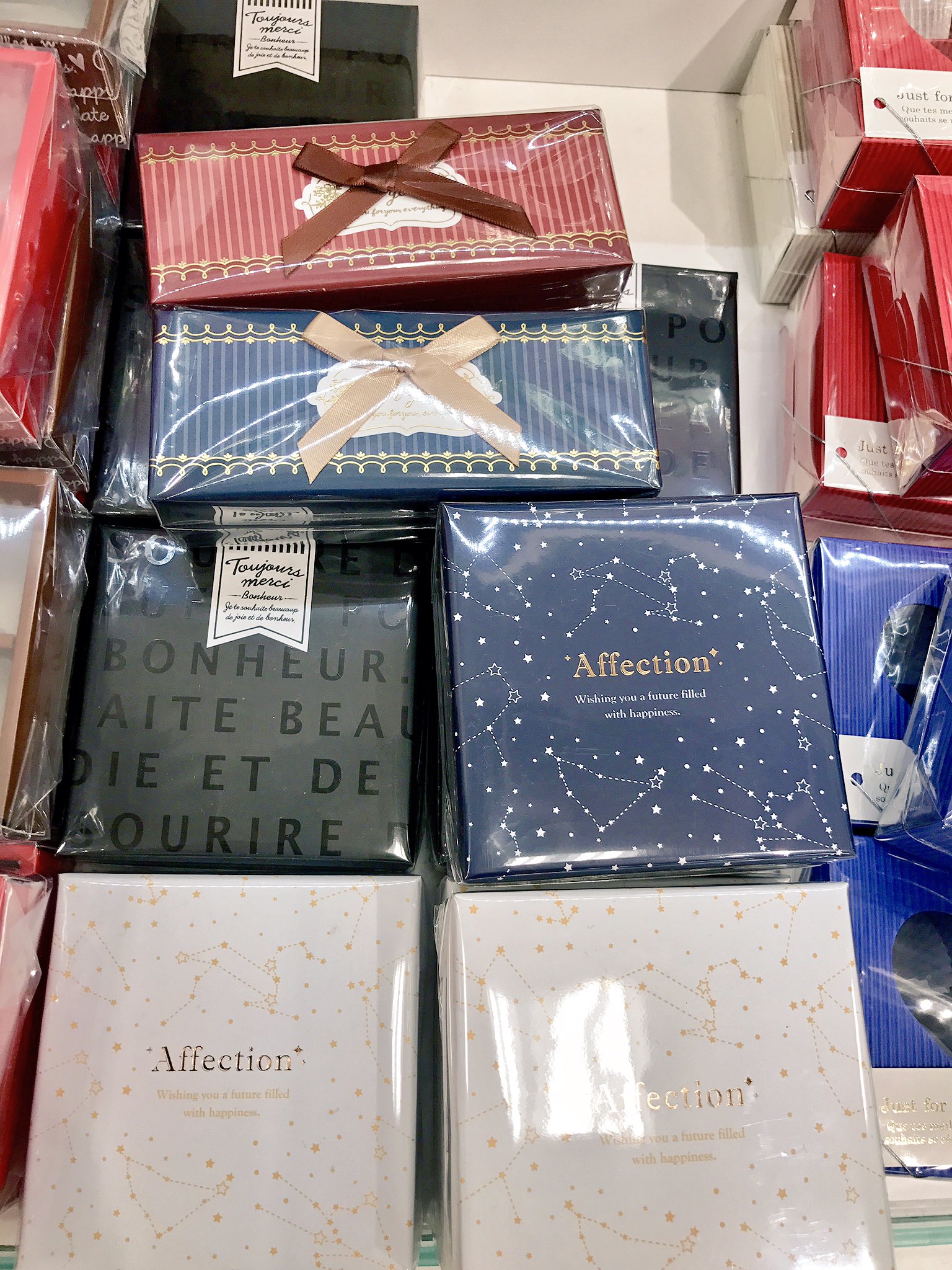 紺碧 セリアのバレンタインコーナーだけど最近むちゃくちゃオシャレ可愛いラッピング箱多いよな 100円だと思うとチョコ作らないし用途もないのに欲しくなる 星座柄と紺にベージュリボンおしゃれ T Co 9n7ol6xxvu Twitter