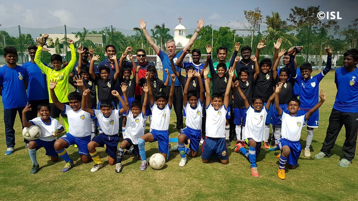 .@piethubers oversees the ISL Youth Football Workshop conducted in Chennai. #LetsFootball https://t.co/dpbFjh8jGn