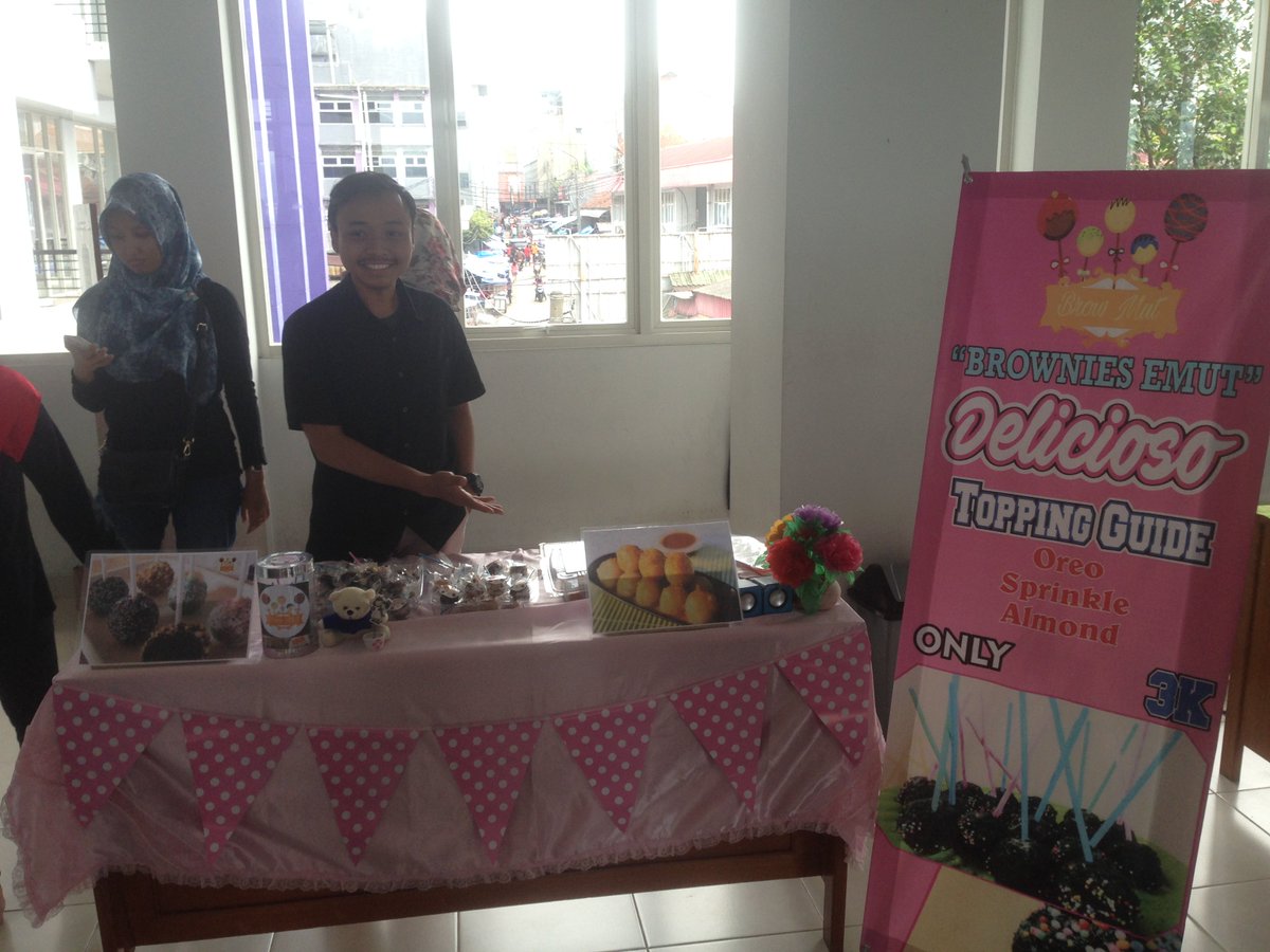 F347Futsal's tweet photo. Brownies emut dan cilok saus kacang delicioso, pasti delicious banget ini rasanya. Dateng yuk ke #bizday2017 #digmarkstiekesatuan https://t.co/JpXatozbXN