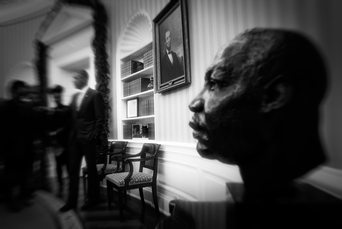 EricBattistelli's tweet image. Les symboles comptent. Le buste de #MLK déjà retiré de la Maison Blanche #DonaldFuck