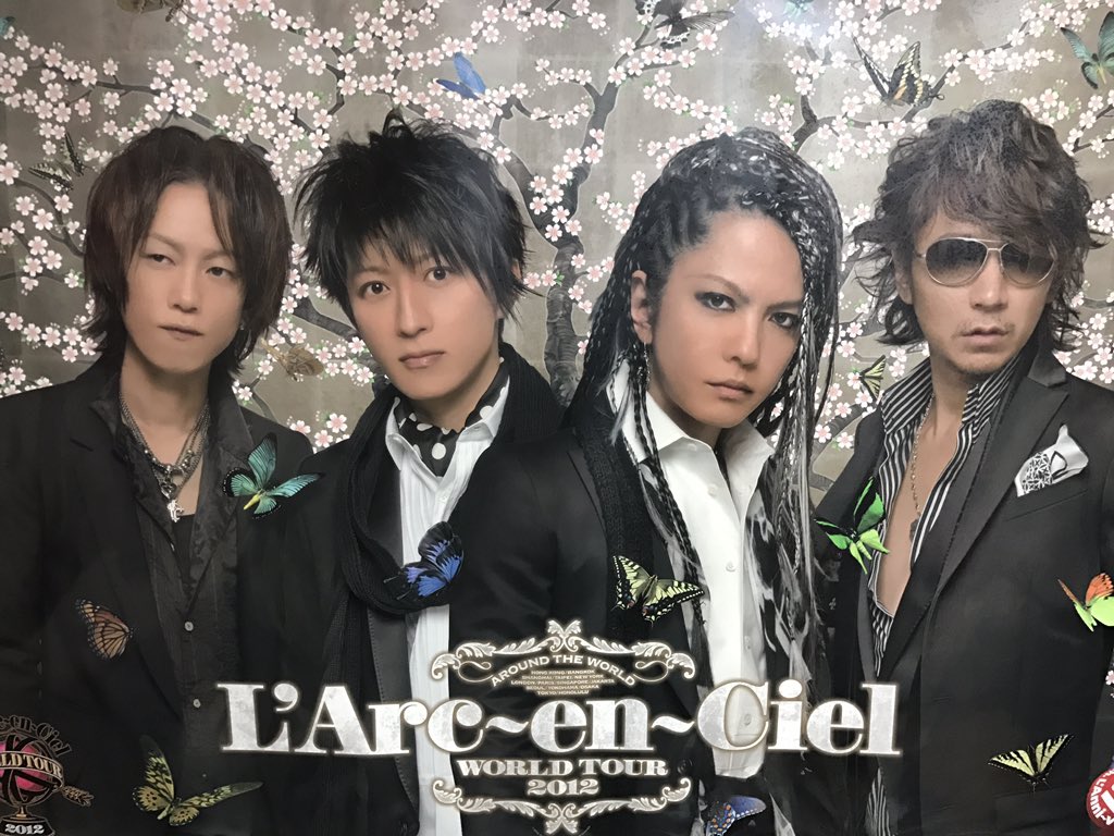 ながりょ ラルクlove Sur Twitter かっこいい W このhyde さんポスターあるんですけど いつ見てもかっこいいんです これもかっこいいですね 笑