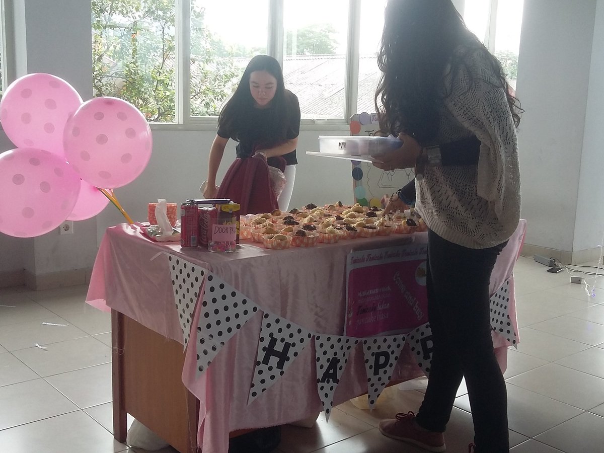 clean_ms's tweet photo. Ini nih Cake mini dgn rasa yg luar biasa enak bgt tersedia mcm2 varian toping yg yummy bgt yu cobain guys #bizday2017 #digmarkstiekesatuan https://t.co/pZJAmekik0