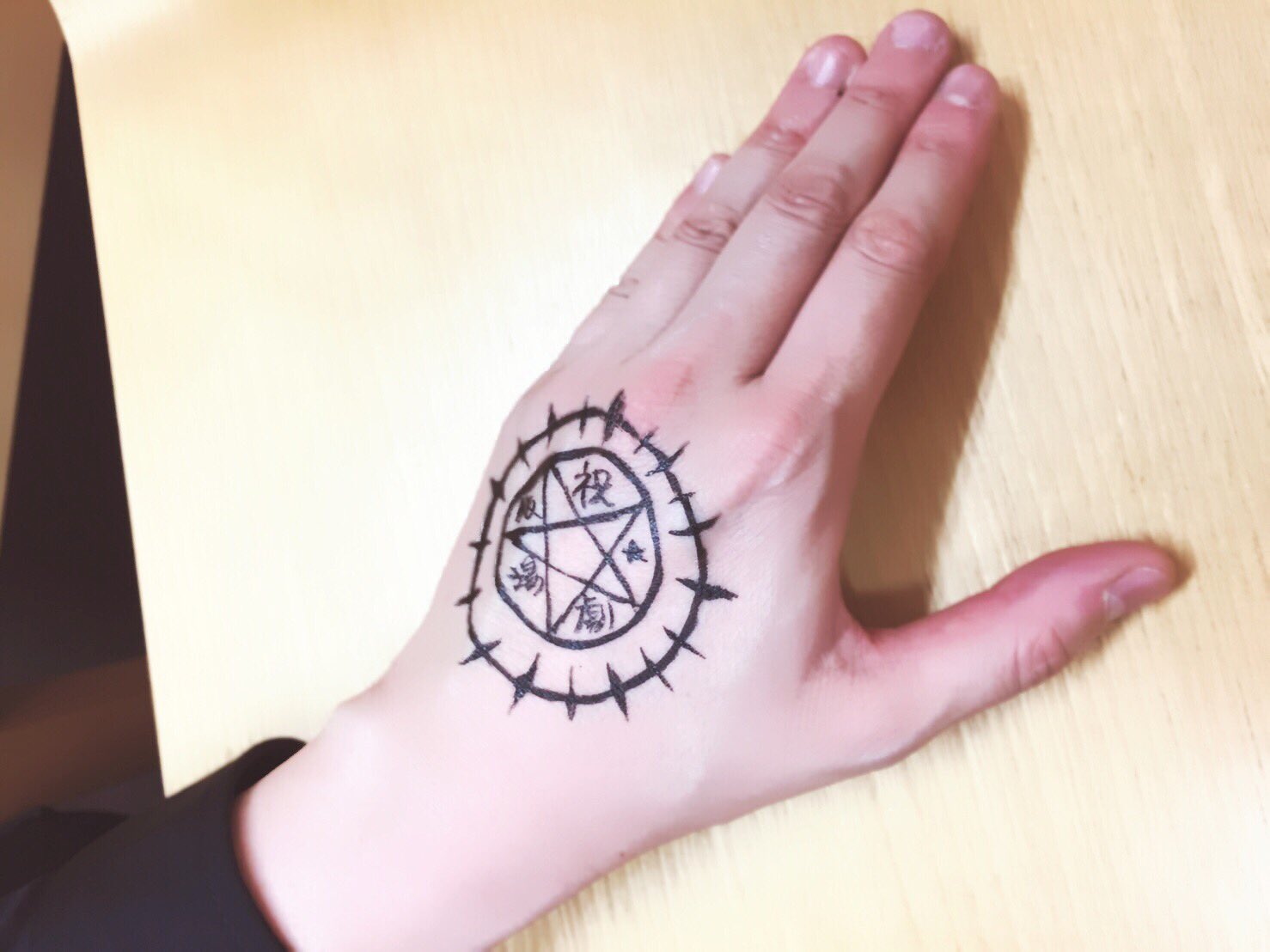 枢やな Staff お写真は豊洲で久しぶりお会いしたセバスチャン役 小野大輔さん イベントでは毎回 契約印を と仰るので今日は先んじて水に強いアイライナーを持参しました 笑 しかし毎度の如く緊張しすぎて線がガタガタです 小野さん 坂本さん 諏訪部 枢やな Staff お写真は豊洲で久しぶりお会いしたセバスチャン役 小野大輔さん イベントでは毎回 契約印を と仰るので今日は先んじて水に強いアイライナーを持参しました 笑 しかし毎度の如く緊張しすぎて線がガタガタです 小野さん 坂本さん 諏訪部